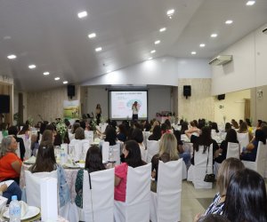  Funcionárias da Coasul se confraternizam em evento para comemorar o Dia Internacional da Mulher.