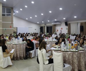  Funcionárias da Coasul se confraternizam em evento para comemorar o Dia Internacional da Mulher.