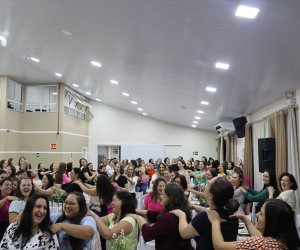  Funcionárias da Coasul se confraternizam em evento para comemorar o Dia Internacional da Mulher.