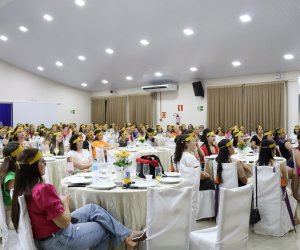  Funcionárias da Coasul se confraternizam para comemorar o Dia Internacional da Mulher 